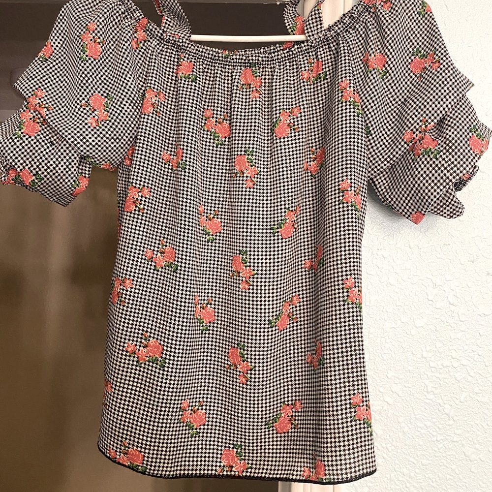 Cute going out shirt Flowers and black and white